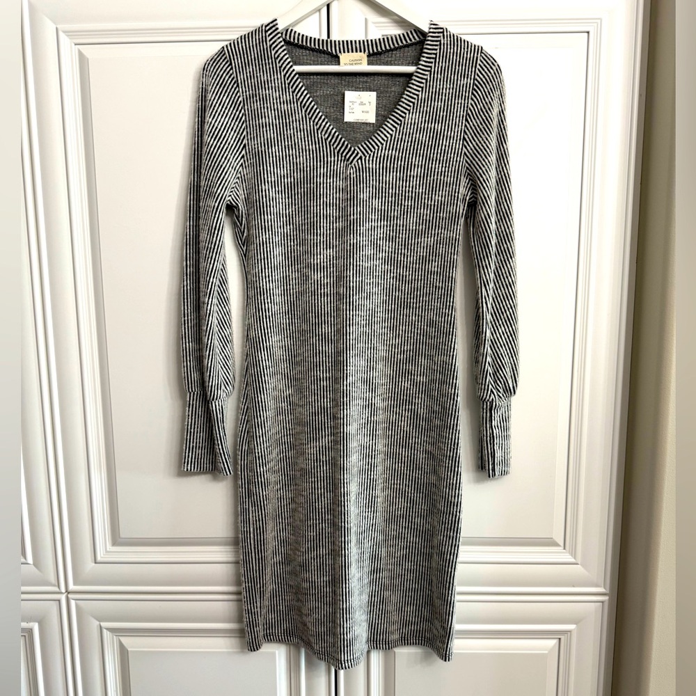NWT Caution to the Wind Size Medium Long Sleeve V-Neck Midi Black/White Dress